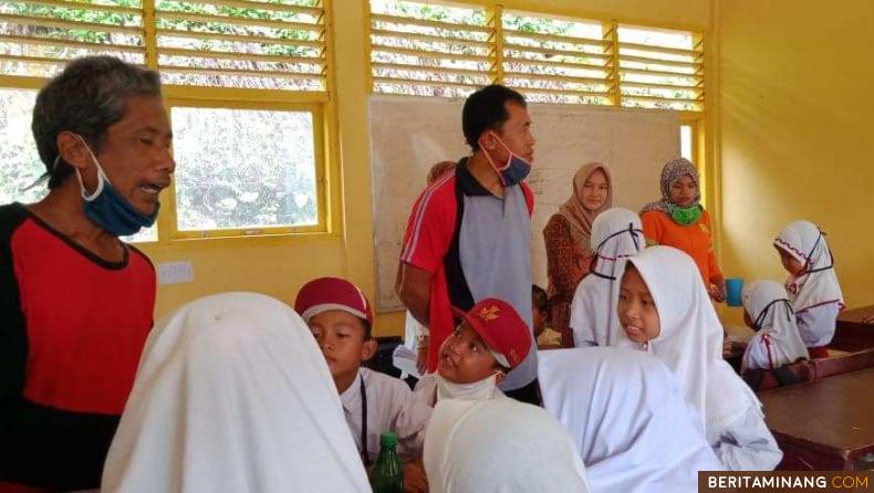 Petugas Pustu Padang Tarok sedang memberikan penyuluhan hidup sehat kapada murid di SD Negeri Padang Tarok SP.1 Sijunjung. Foto Humas Disnakertrans Sumbar