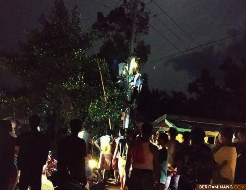 Proses evakuasi petugas listrik yang tewas Kesentrum di Koto Salah Dharmasraya. Foto: Eko P