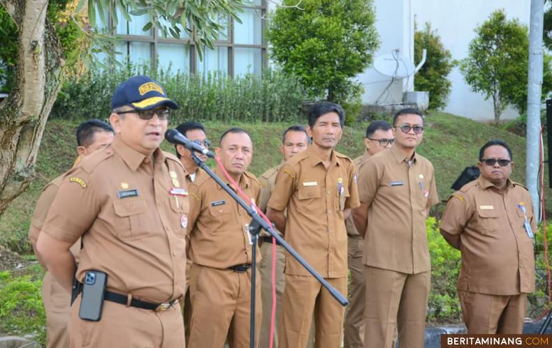 Sekdako Padang Andree Algamar sewaktu memimpin apel gabungan ASN di lingkungan Kantor Balai Kota Padang, Aie Pacahdi, Senin (4/7/2022) pagi.