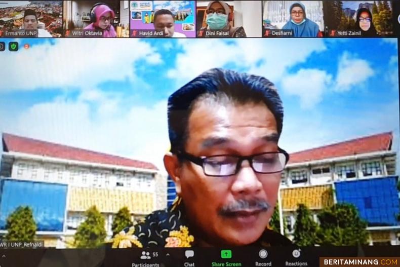 Pimpinan dan Dosen FBS Universitas Negeri Padang mengikuti kegiatan sosialisasi Program MBKM dengan narasumber Wakil Rektor I Dr. Refnaldi, M.Litt. pada Jumat  (12/3) secara virtual.