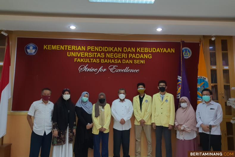 Pimpinan FBS Universitas Negeri Padang Motivasi 6 Mahasiswa Program IISMA ke Luar Negeri dalam pertemuan yang diselenggarakan pada Senin (23/8) siang ini di ruang sidang FBS UNP Air Tawar Padang.