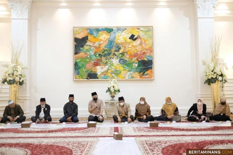 Suasana takziah Pimpinan Muhammadiyah ke rumah dinas Wako Padang Panjang Fadly Amran.