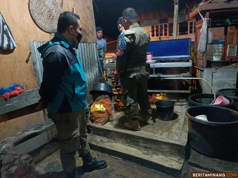 Pelaku usaha kuliner di area Bioskop Karya ditegur Satuan Polisi Pamong Praja dan Pemadam Kebakaran (Satpol PP Damkar) Kota Padang Panjang.