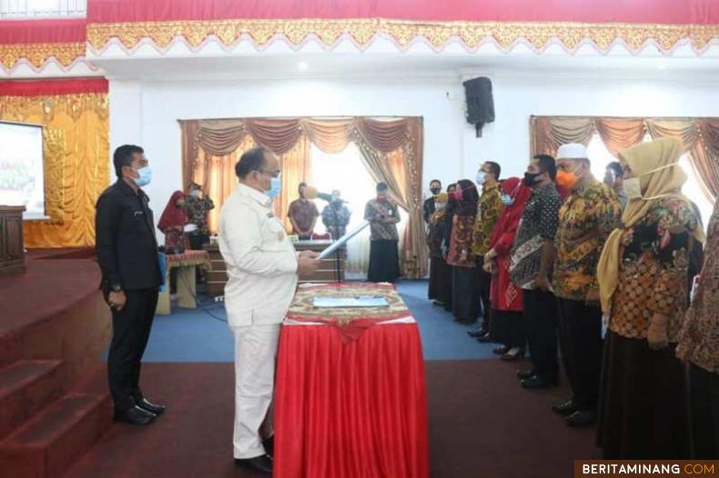 Pjs Bupati Pasbar Hansastri saat mengukuhkkan SDC di Kabupaten Pasbar. Foto: Kominfo Pasbar