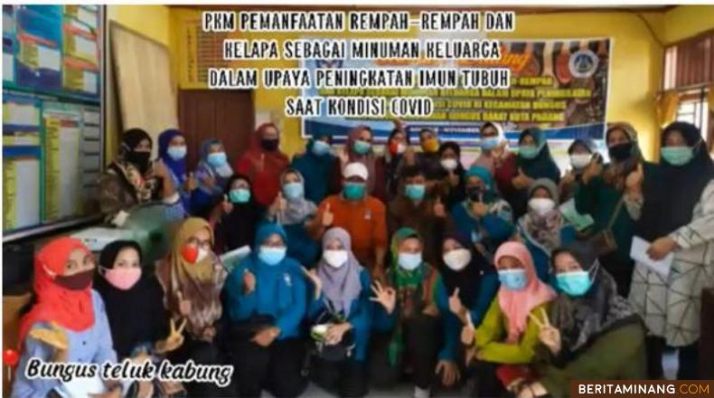 Tim PKM Jurusan Kimia UNP foto bersama dengan warga Bungus Barat Buat usai pembukaan kegiatan di kantor Lurah Bungus Barat. Ist.