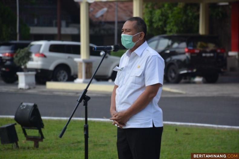 Plh Gubernur Sumbar Alwis saat memimpin apel. Foto: Humas Sumbar