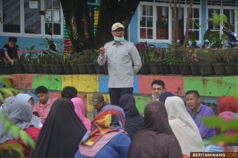Plt. Bupati H. Abdul Rahman ditengah tengah mengapresiasi warga masyarakat Paninjauan Nagari Pauh Duo Nan Batigo yang melaksanakan goro di MIN 7 Solsel. Foto Afrizal. A