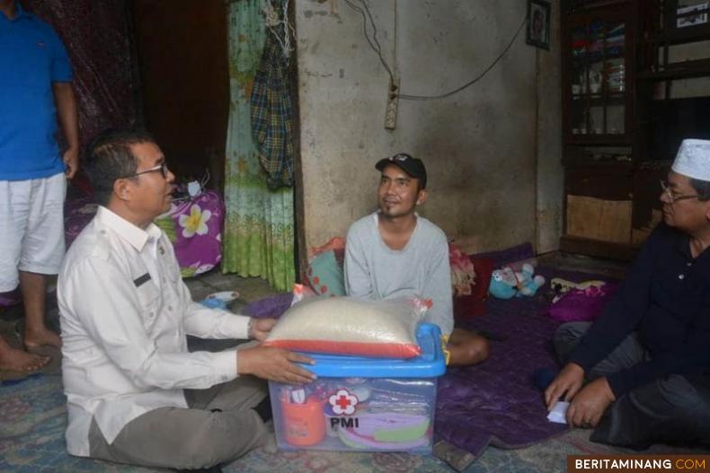 Plt Bupati Solsel Abdul Raham saat berada di rumah Mulyadi Penderita Lumpuh di Sangir Balai Janggo. Foto Humas Solsel