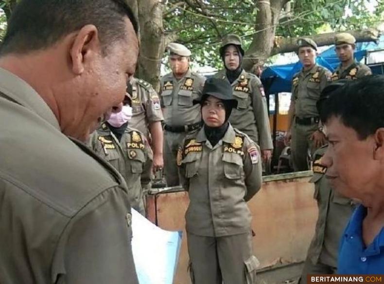 Petugas Pol PP Padang saat bedioalog dengan pedagang di kawasan Muaro Lasak, Kamis (26/1/2023). Foto: Humas Pol PP Padang