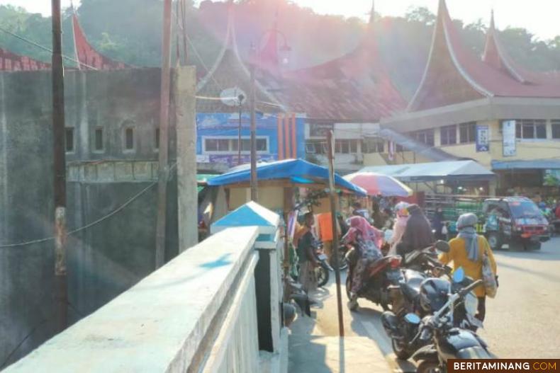 Bangunan pos jaga pasar Sawahlunto di ujung jembatan dan bibir sungai menjadi polemik berkepanjangan karena tidak sesuai ketentuan tata ruang serta berada dalam kawasan inti cagar budaya Warisan Dunia UNESCO. Foto : Iyos