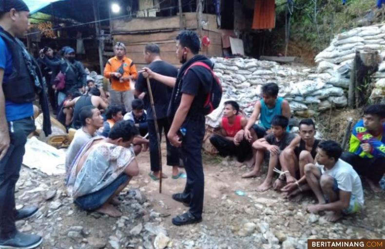 Polisi saat mengamankan penambang ilegal di Solok Selatan. Foto: tribratanews.sumbar.polri.go.id