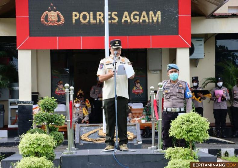 Wakil Bupati Agam pimpin upacara gelar pasukan operasi Lilin 2021 dan membacakan amanat tertulis Kapolri.