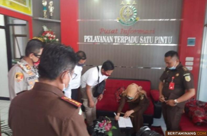 Penyerahan SPDP  kasus pengeroyokan anggota TNI Kodim 0304/Agam oleh pengendara Moge dari Polres Bukittinggi ke Kajari Bukittinggi.