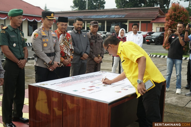 Bupati Solok Selatan H.Khairunas, Hadiri Deklarasi Pemilu Damai di Lapangan Apel Polres Solok Selatan. Kamis  (31/8/2023) Foto Diskominfo
