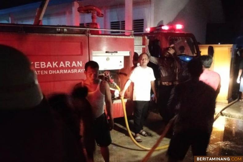 Petugas Damkar Dharmasraya dan warga saling bahu membahu padamkan api di Pontren Assy Shadatan di daerah Jorong Ranah Bakti Nagari Koto Gadang Kecamatan Koto Besar. Foto: Eko P