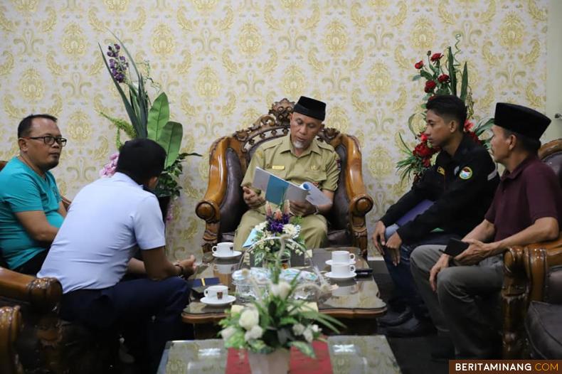 Ketua Pengcab Pordasi Padang, Asnel didampingi sejumlah pengurus sewaktu audiensi dengan Wali Kota Padang Mahyeldi.