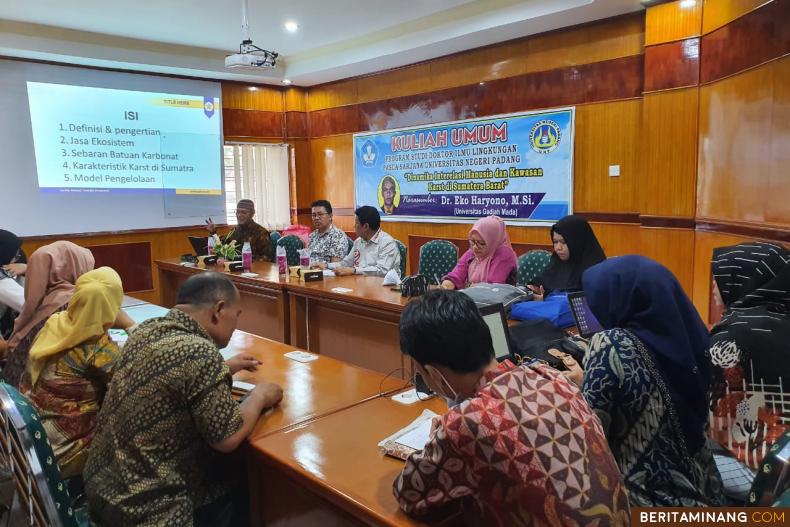 Prodi Ilmu Lingkungan Pascasarjana UNP mengelar diskusi ilmiah dengan narasumber Pakar Karst UGM Dr. Eko Haryono, M.Si. yang dilaksanakan pada Rabu (27/11) bertempat di Kampus UNP Air Tawar Padang.