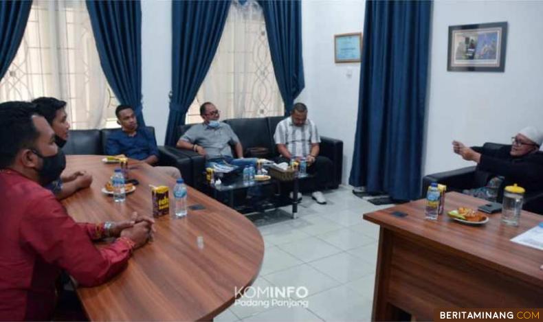 Kepala Dinas Kominfo Kota Padang Panjang, Drs. Ampera, SH, M.Si (kanan) saat menerima Tim Visitasi KI Sumbar.