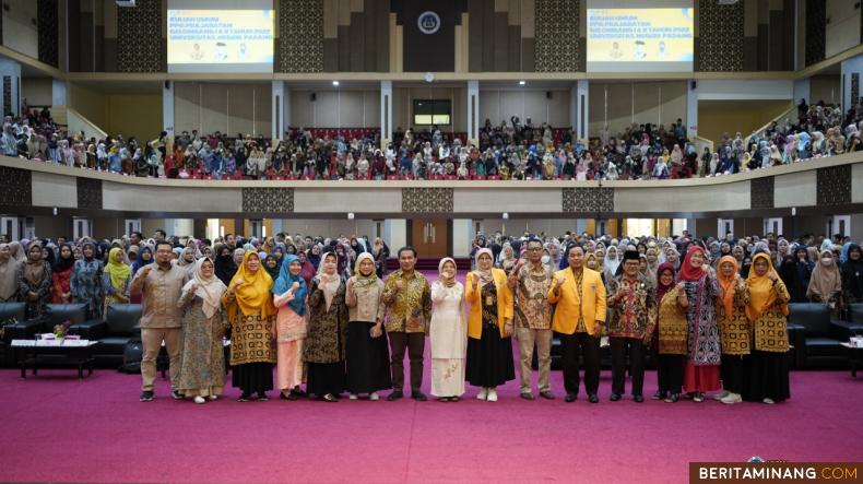 Peserta PPG Prajabatan tahun 2023 foto bersama usai kuliah umum di UNP, Rabu (4/1/2023). Foto: Humas UNP