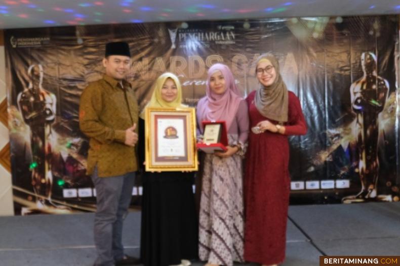 Laili Purnama selaku Founder PT Karya Laili Mendunia memperlihatkn Gala Award yang diterima di Santika Hotel, Surabaya hari Jumat lalu (09/10/2020). Ist.