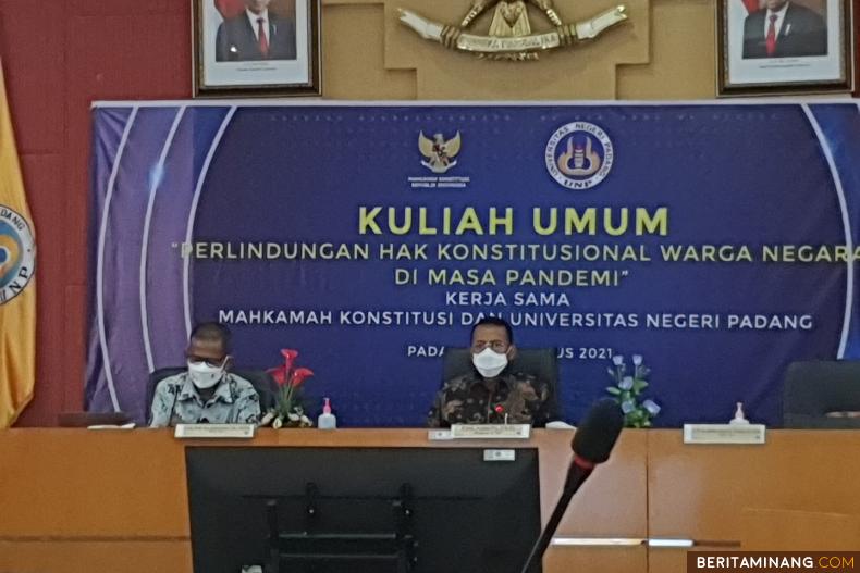 Kuliah Umum Universitas Negeri Padang yang dihadiri oleh sivitas akademika dengan narasumber Hakim Mahkamah Konstitusi RI diselenggarakan secara daring dan luring pada Jumat sore (27/8).