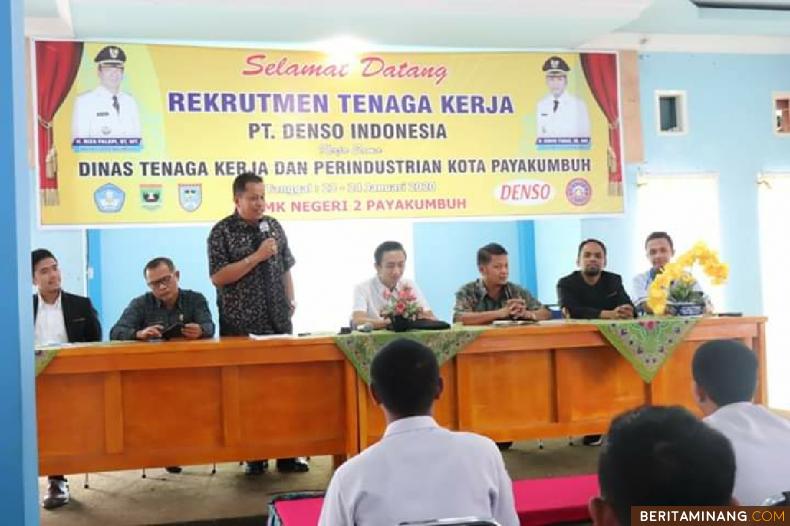 Asisten II Elzadaswarman, saat membuka rekrutmen tenaga kerja PT Denso Indonesia