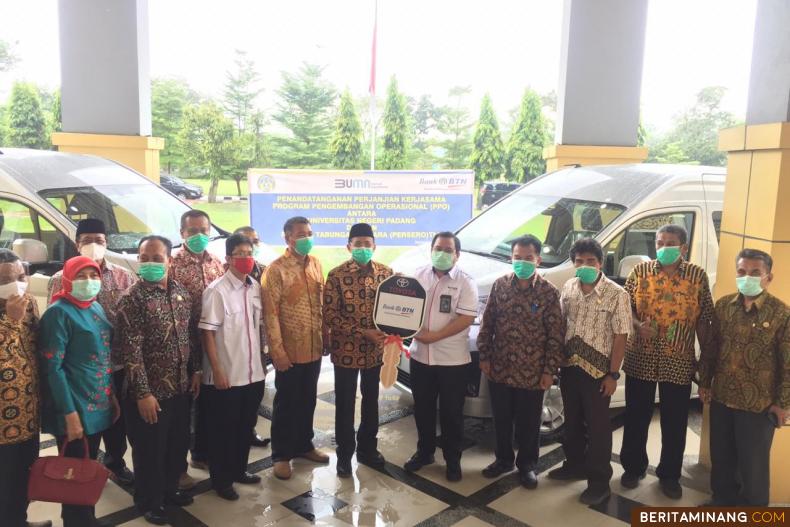 PT Bank Tabungan Negara serahkan bantuan Dua Unit Mobil Minibus kepada Universitas Negeri Padang pada Kamis (30/9) di depan rektorat Kampus UNP Air Tawar Padang.