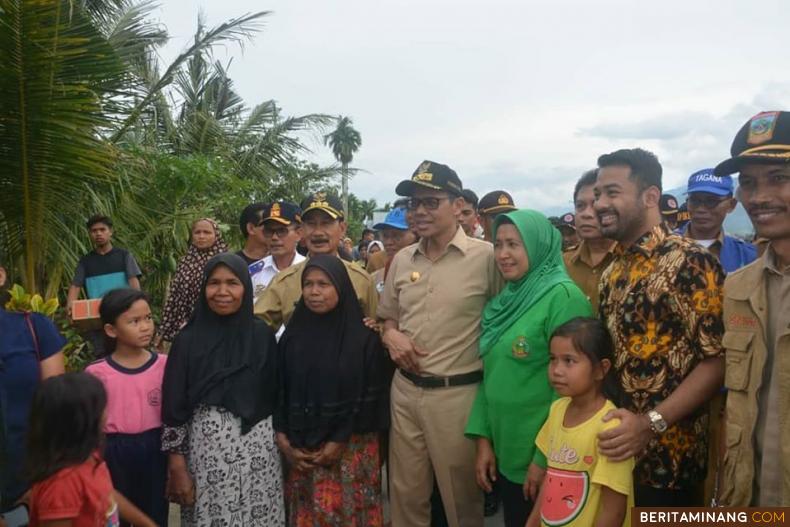 Gubernur Irwan Prayitno saat mengunjungi korban banjir di Solok Selatan. Humas Solsel