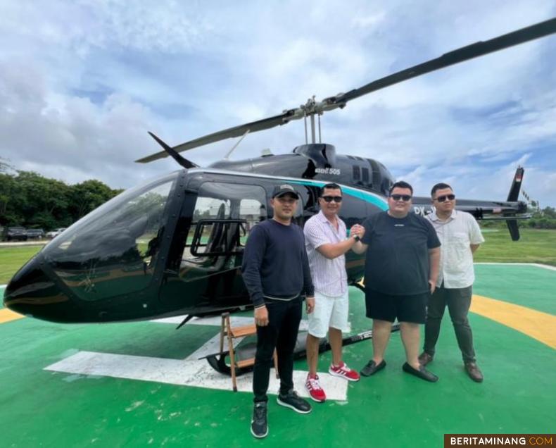 Pemilik Fly Bali Heli Harriko Fesfusi atau Captain Ricko (dua kiri) bersama pengusaha muda Sumbar Rizki Abdian Putra (dua kanan) dengan latar belakang helikopter di Bali. Ist.