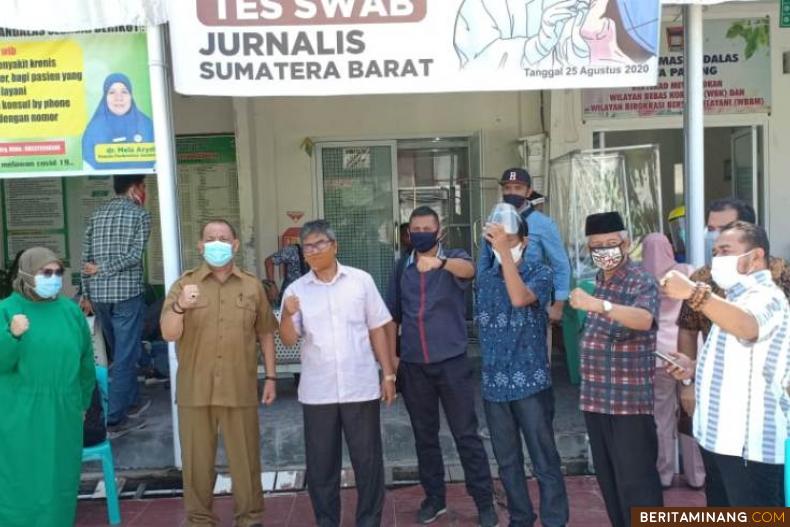 Sebagian dari wartawan yang ikut tes swab berpose di Puskesmas Andalas, Padang.