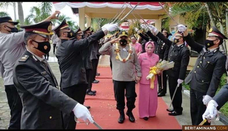 Upacara Pedang Pora pelepasan AKBP Junaidi Nur untuk meniti karir dalam job baru di Mabes Polri. Foto: Iyos