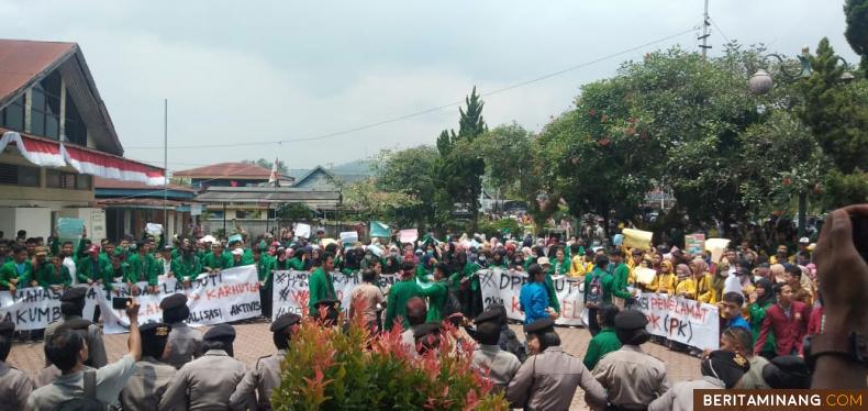 Demo Mahasiswa Kota Payakumbuh ke DPRD Setempat. Foto Edo