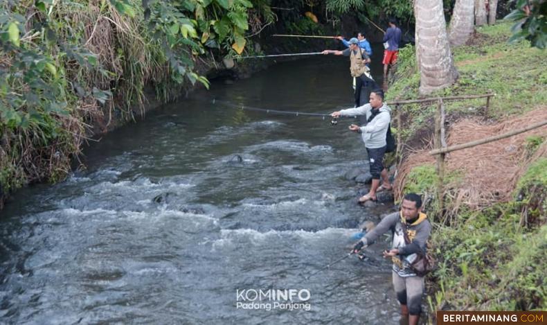 Ratusan Pemancing Berburu Ikan Niat di Koto Katik. Foto: Kominfo Padang Panjang