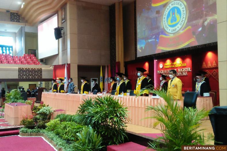 Rektor Prof. Ganefri, Ph.D. mengemukakan tema Merdeka Belajar dalam Filosofi Alam Takambang Jadi Gurudalam pidato wisuda Universitas Negeri Padang periode 123 (Juni) pada Sabtu (26/6).