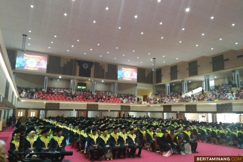 Rektor Prof. Ganefri, Ph.D. hari kedua ini (15/12) kembali mewisuda lulusan Universitas Negeri Padang bertempat di Auditorium Kampus UNP Air Tawar Padang.