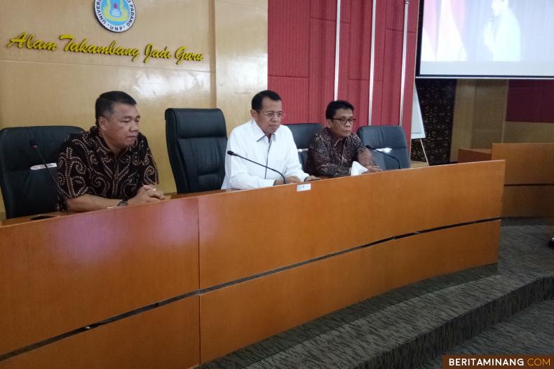 Rektor Universitas Negeri Padang Prof. Ganefri, Ph.D. didampingi beberapa Wakil Rektor.