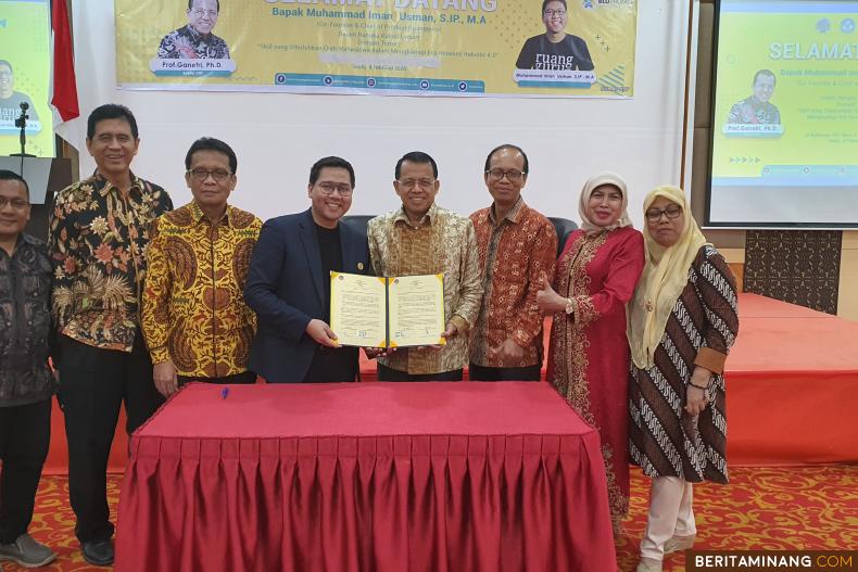 Rektor UNP Prof. Ganefri, Ph.D. dan Direktur Produk Ruangguru Muhammad Iman Usman, S.I.P., M.A tandatangani Nota Kesepakatan.