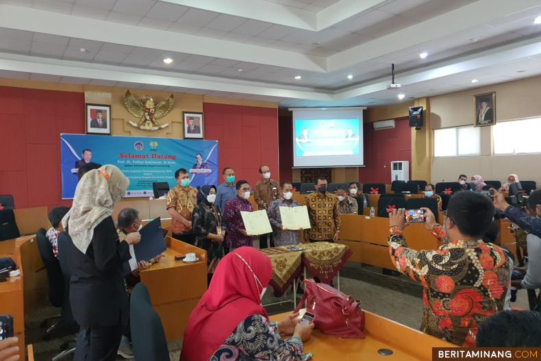 Rektor Universitas Negeri Padang Lakukan Penandatanganan Nota Kesepahaman dengan Rektor Universitas Negeri Semarang di Rektorat Kampus UNP Air Tawar Padang pada Kamis (18/11).