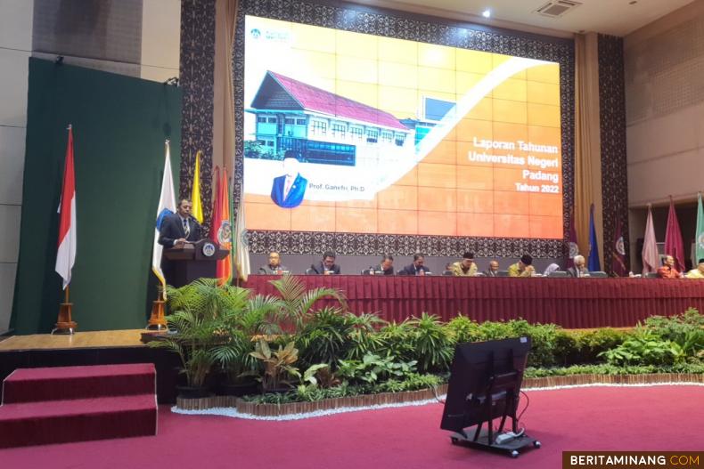 Kegiatan Sidang Terbuka dalam Rangka Laporan Tahunan Rektor Tahun 2022 bertempat di Auditorium Kampus UNP Air Tawar Padang pada Kamis (4/5). Foto ET.