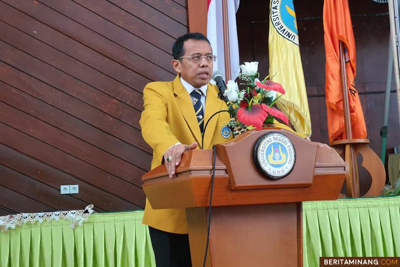 Rektor Universitas Negeri Padang Prof. Ganefri, Ph.D. mengharap mahasiswa Program Magister dan Doktor untuk menyelesaikan  perkuliahan  tepat waktu.