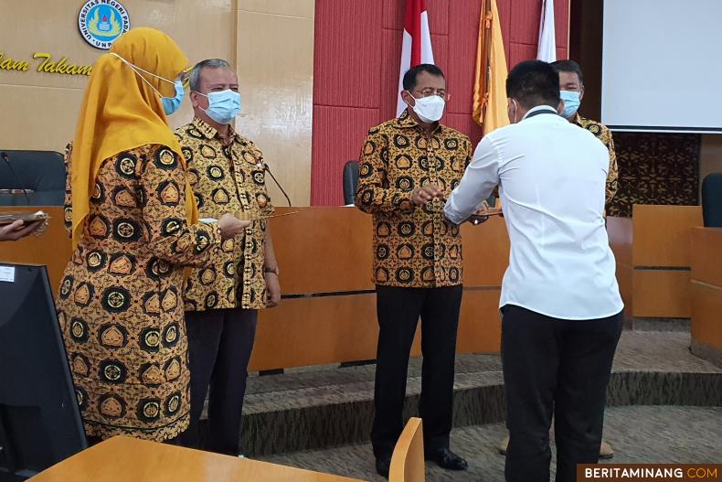 Rektor Universitas Negeri Padang serahkan sertifikat profesi dosen pada Rabu (17/3) di Ruang Sidang senat Rektorat UNP Air Tawar Padang.