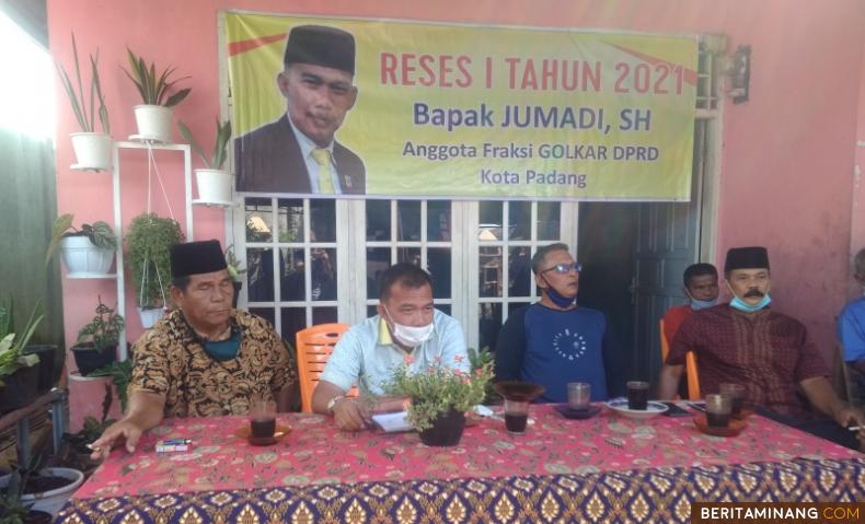 Anggota DPRD Padang Jumadi (dua kiri) didampingi Lurah Bungo Pasang Patria Aprialdi saat pertemuan. Foto: Rokcalva