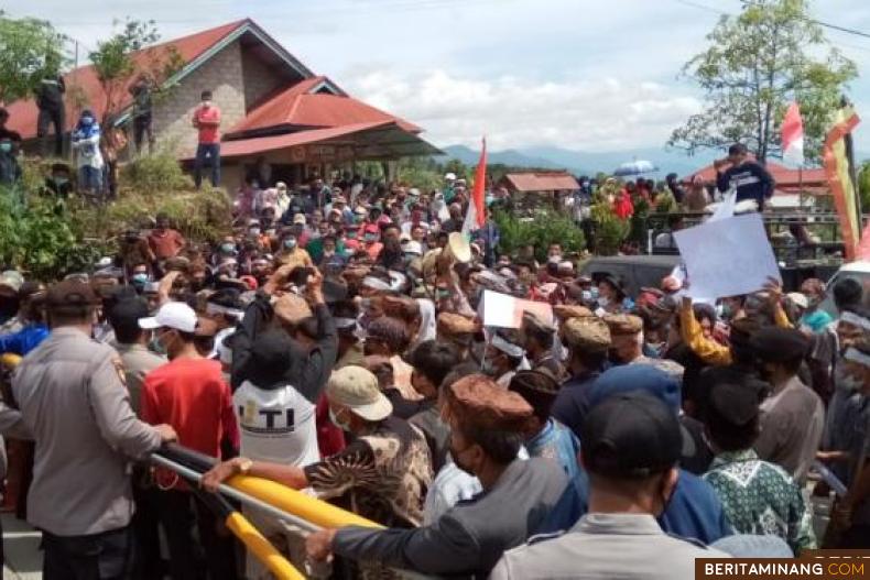 Suasana aksi demo ribuan Warga Alam Pauh Duo Solsel Lakukan Demo ke PT SEML di Pekonina. Foto: AA