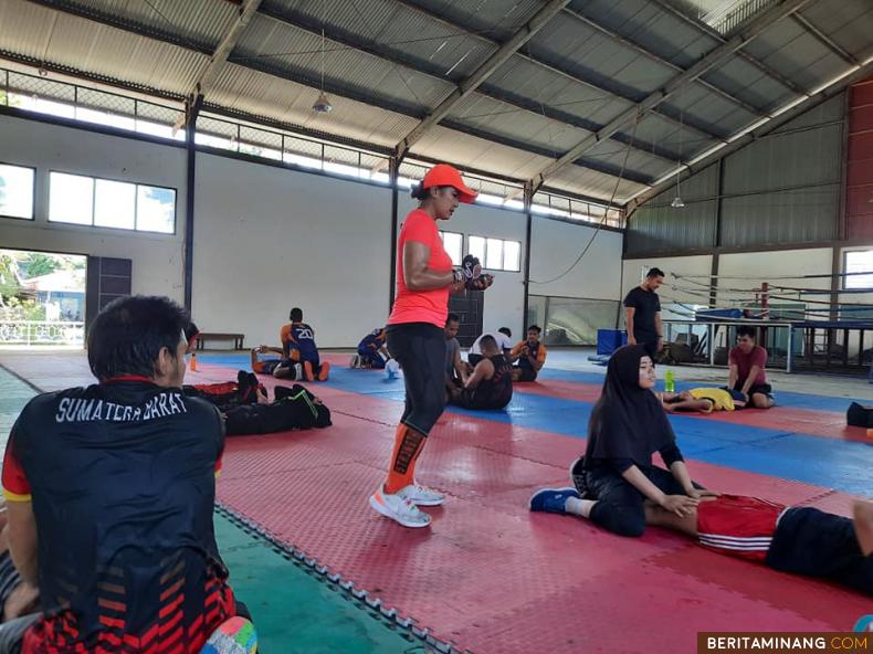 Pelatih Fisik KONI Sumbar Rina Ambar Dewanti sedang memantu atlet latihan daya tahan. Foto Humas KONI Sumbar