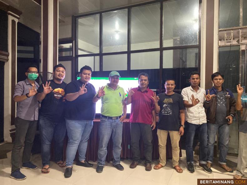 Rizki Abdian Putra (tiga dari kiri) bersama tim pemenangan Pandu Ropamulya (baju hijau), H. Jhon Indrawan, ST, Yan Feri (baju merah) dan Aldo (pakai masker). Ist