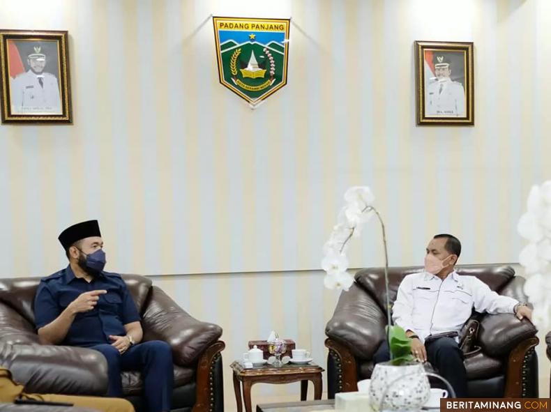 Wali Kota, H. Fadly Amran, BBA saat menerima kunjungan Kepala RRI Bukittinggi, Akh Suhartono.