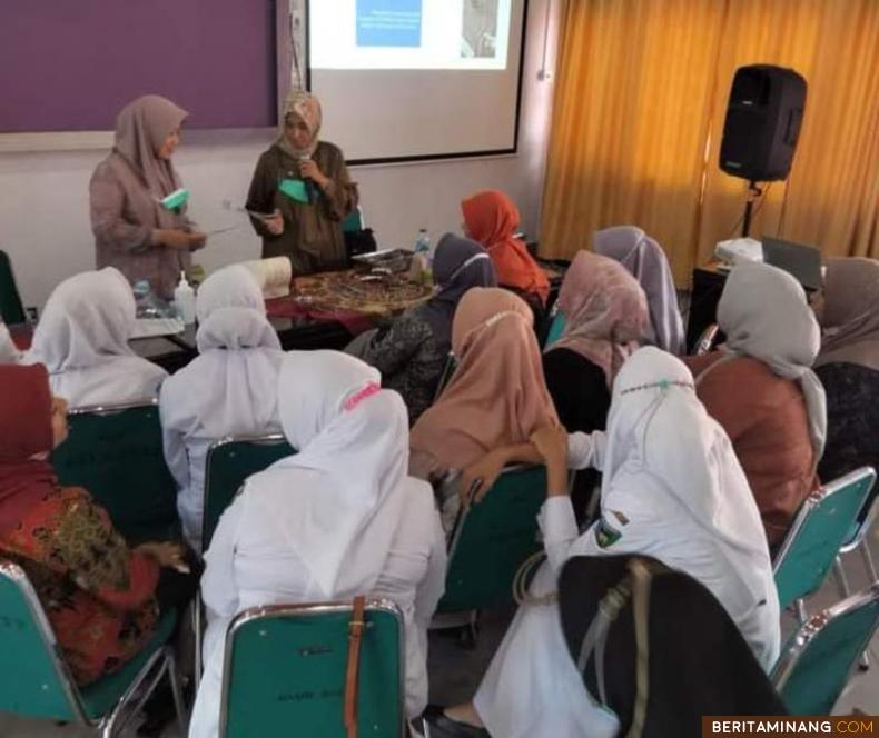 Suasana kegiatan pelatihan pemasangan IUD di Rumah Sakit Umum Daerah Muhammad Zein, Painan Selasa (16/1/2023). Foto: Kominfo Pessel