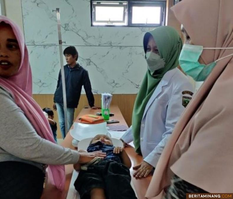 Petugas kesehatan memeriksa anak stunting di RSUD Padang Panjang, Kamis (15/12/2022). Foto: Kominfo Padang Panjang