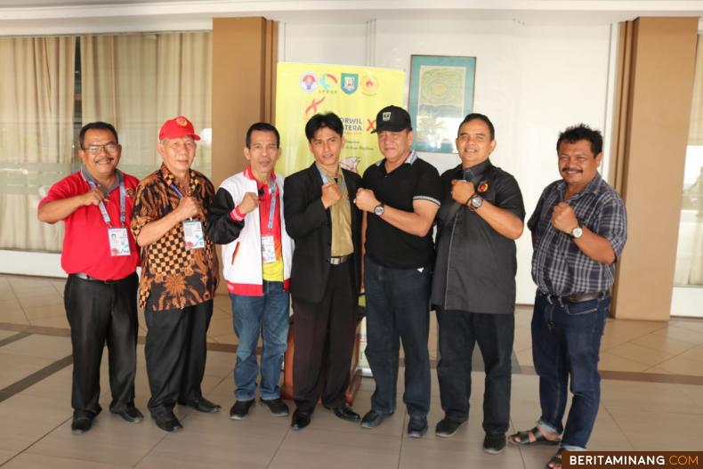 Ketum KONI Sumbar Syaiful SH, MHum foto bersama pecatur Roby peraih medali emas perorangan putra di Porwil X Sumatera di Bengkulu. Foto Humas KONI Sumbar