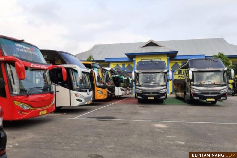 Bus angkutan umum parkir di Terminal Bareh Solok. Foto Suhanews